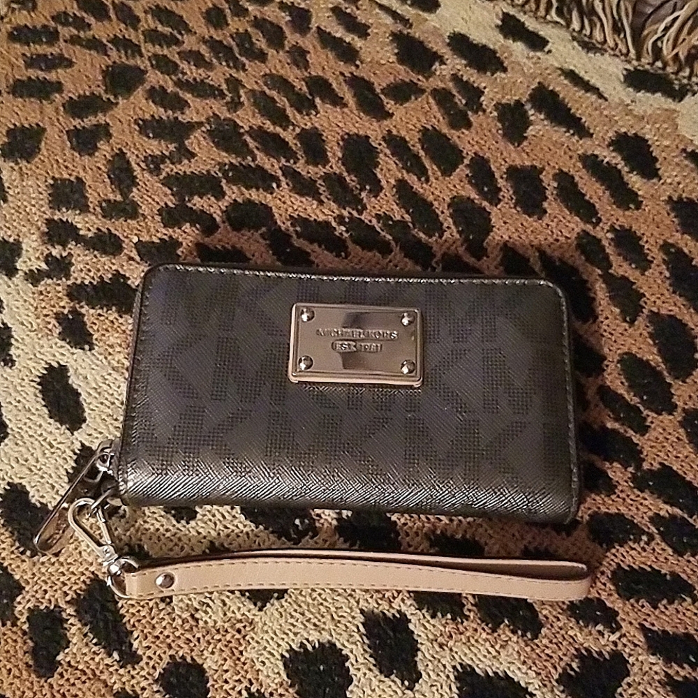 Micheal Kors Wristlet